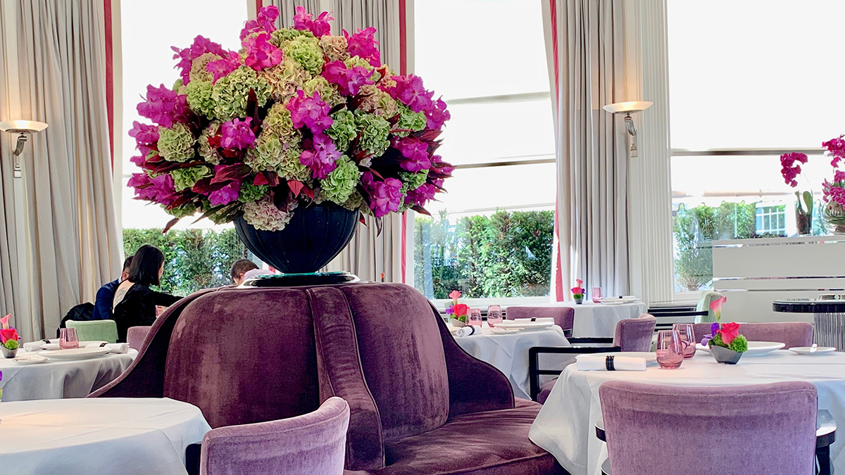 Perfekt abgestimmte Farben und Blumen-Arrangements im „Pavillon". Foto WR