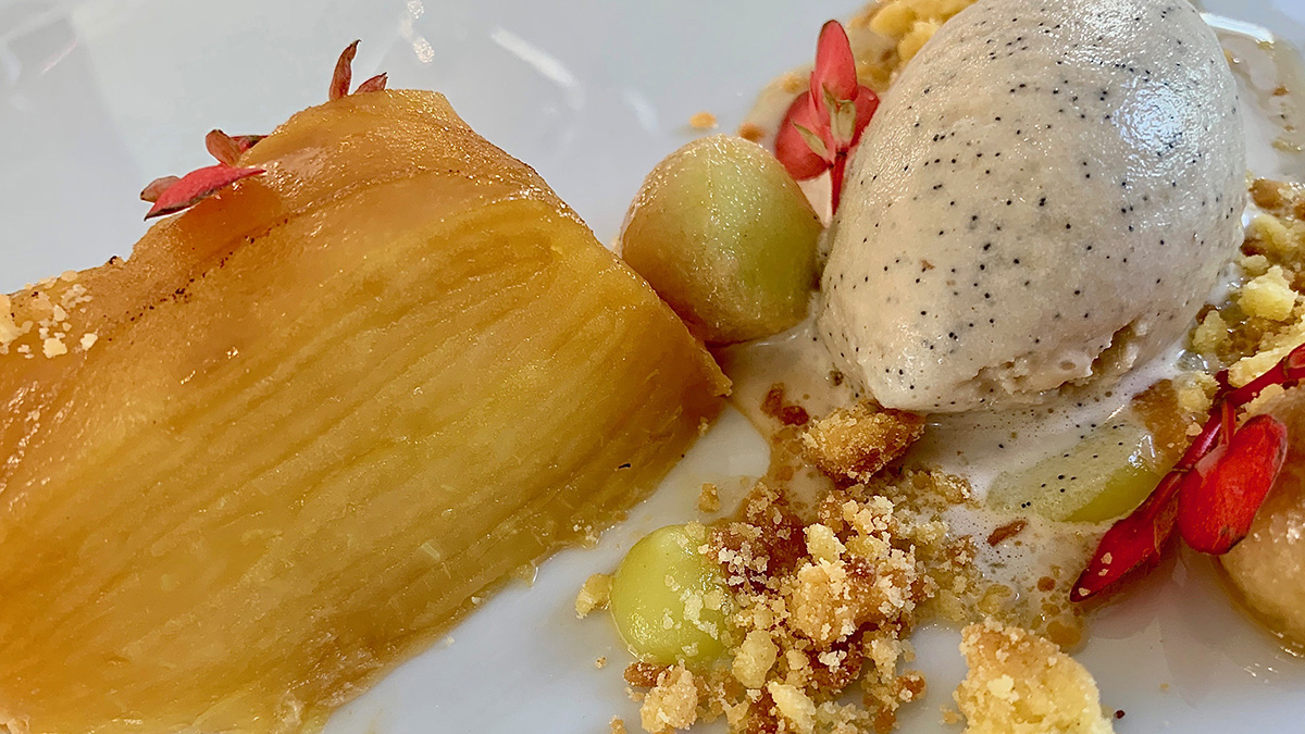 „Pavillon“. Das Dessert: Apfel-Mille-feuille und Mohneis mit Streusel. Foto WR
