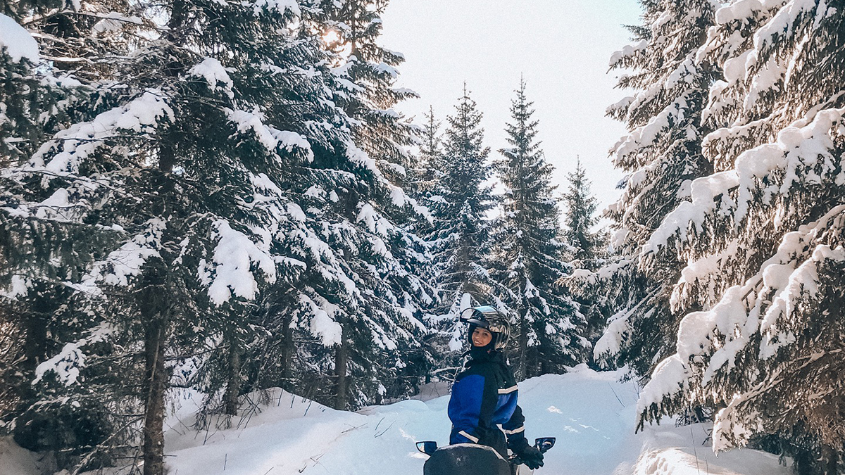 Unterwegs mit dem Schneemobil. Foto Inna Hemme