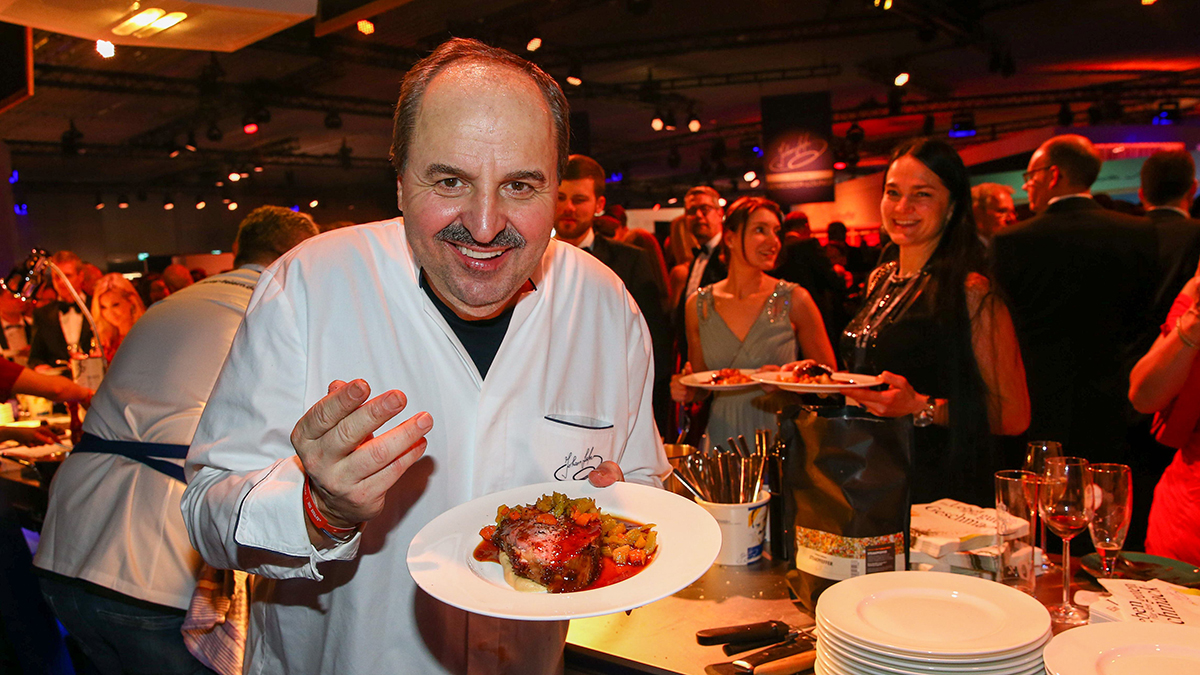 TV-Koch Johann Lafer servierte 800 Kilo bestes Rib Eye Steak. Foto PeoplePicture Willi Schneider