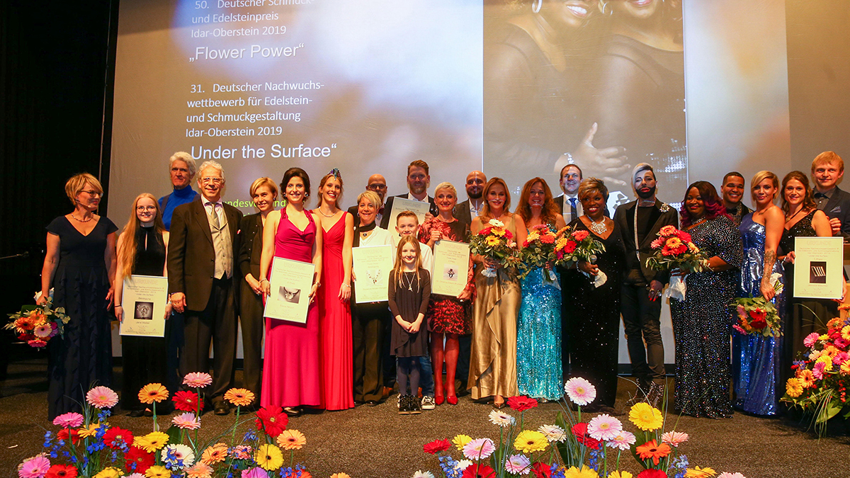Preisträger, Moderatoren, Laudatoren und Künstler auf der Bühne des Stadttheaters. Foto PeoplePictures/Willi Schneider
