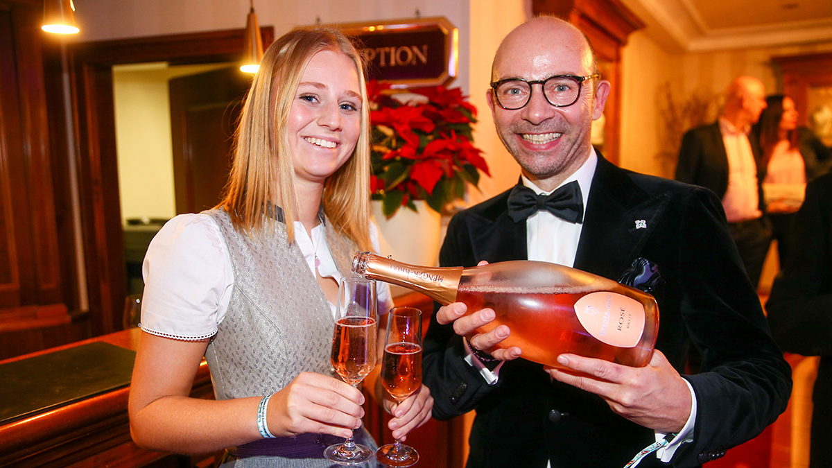 Krieger-Geschäftsführer Andreas Milisenda präsentiert prickelnden Rosé-Sekt von Menger-Krug. Foto PeoplePicture