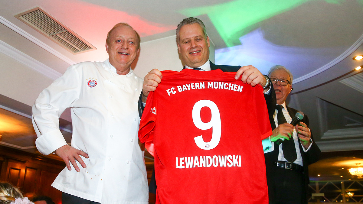 Bayern München Chefkoch Alfons Schuhbeck hatte Jörg Lindemann ein Bayern-Trikot mitgebracht. Foto PeoplePictures