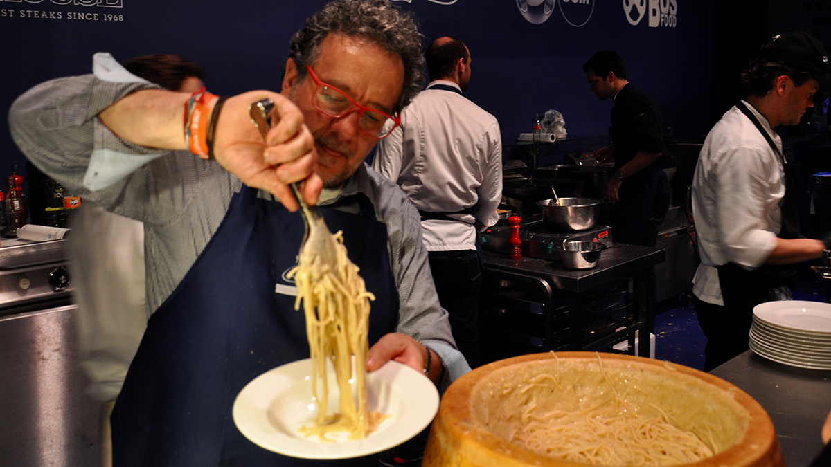 30 Kilo Spaghetti aus dem Parmesan-Laib machten die Gäste glücklich. Foto WR