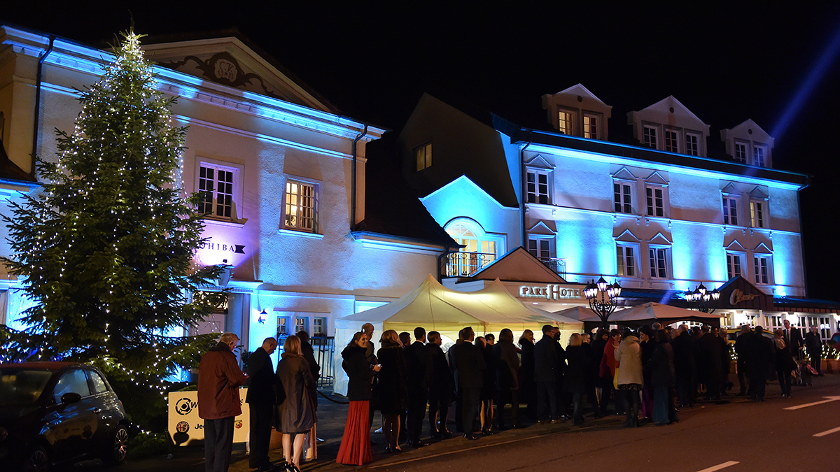 Parkhotel Idar-Oberstein in festlicher Beleuchtung. 500 Gäste warten auf Einlass. Foto Magerstaedt