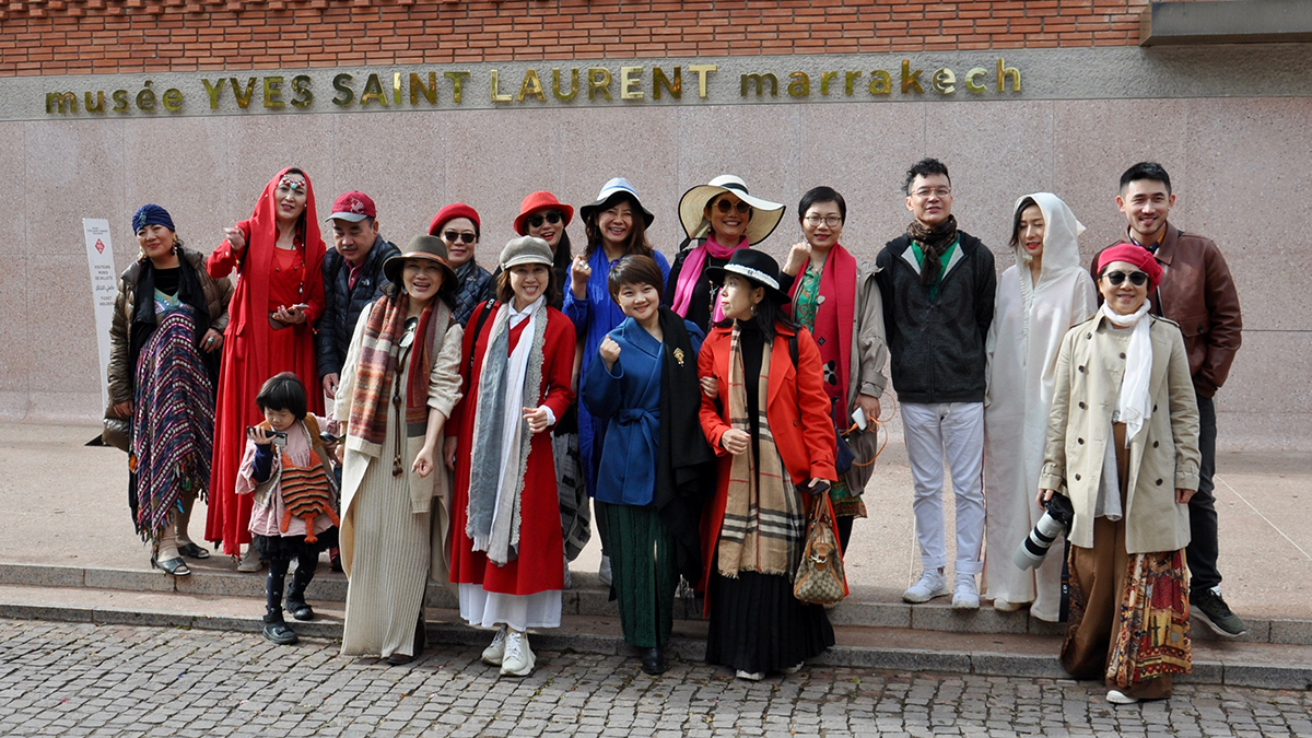 Stylische japanische Touristen vor dem Museum Yves Saint Laurent. Foto WR