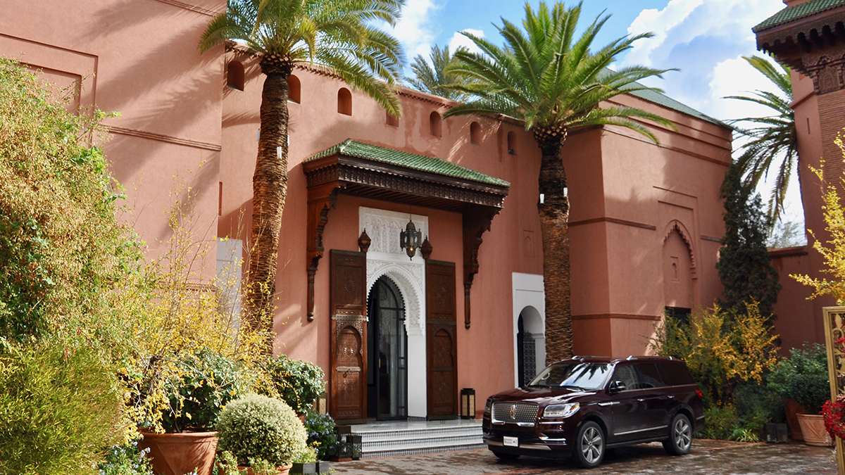 Royal Mansour: Auch die SUV's vor dem Hotel haben XXXL-Format. Foto WR