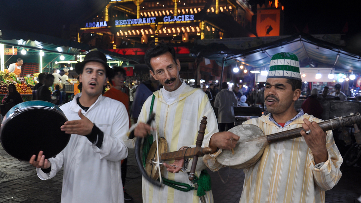 Djemaa el Fna. Keiner kann ihnen entgehen: Die Musiker traktieren die Ohren und bestehen auf ein Trinkgeld. Foto WR