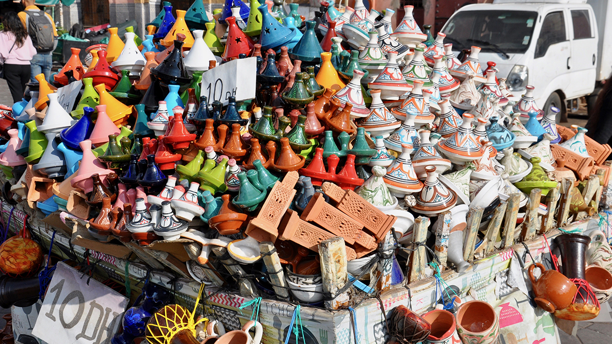 Djemaa el Fna: Beliebte Souvenirs sind die traditionellen Tajins, die Tontöpfe in allen Größen und Farben. Foto WR