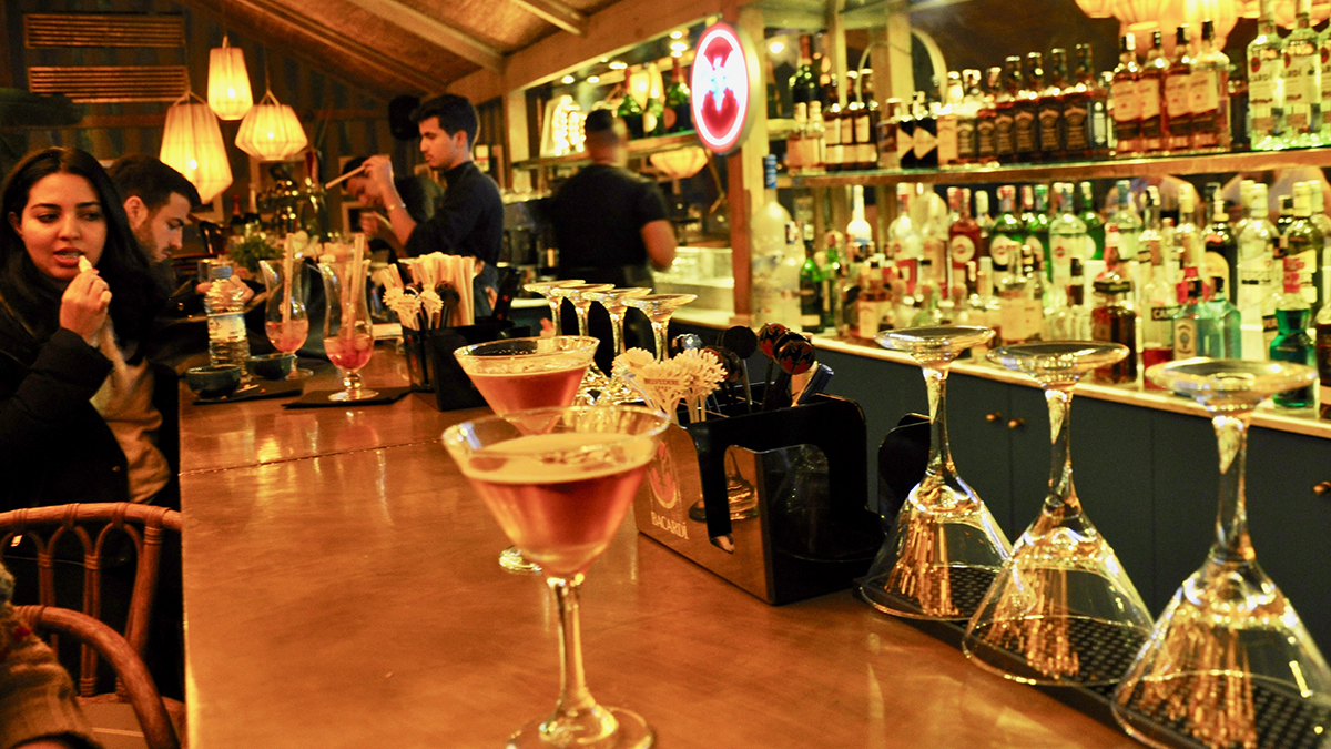 Roof-Top-Bar/Restaurant „Kabana“: Internationale Cocktails an der Bar. Foto WR