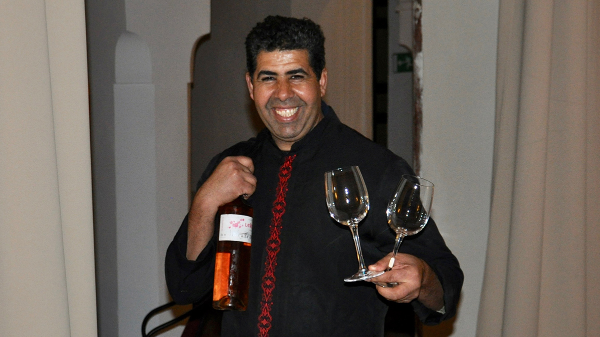 Riad el Cadi: Kaminfeuer ohne Wein? Den Gästen kann geholfen werden. Foto WR