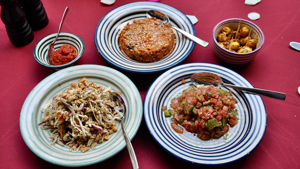 El Cadi: Marokkanische Vorspeisen: Auberginen, Tomatensalat, Krautsalat, Oliven, Harissa. Foto WR