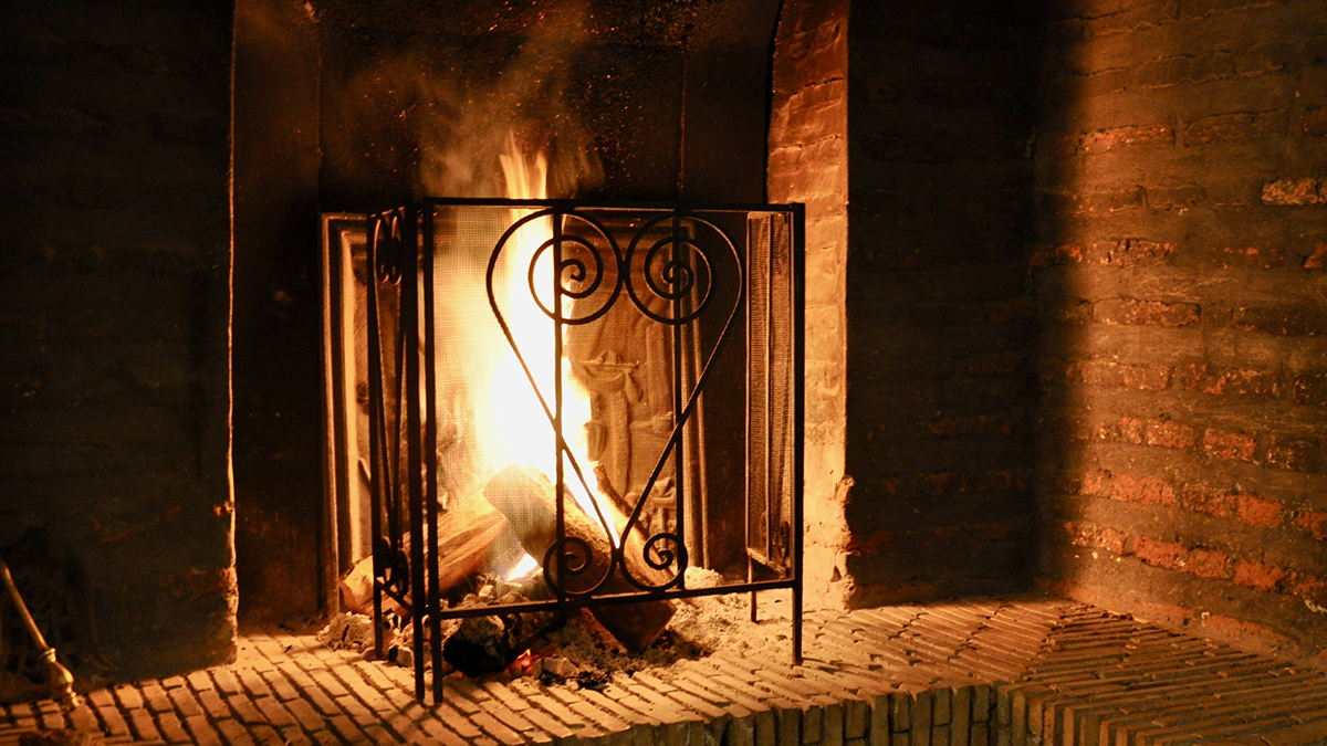 Riad el Cadi an kühlen Abenden: Wohlige Wärme am Kaminfeuer. Foto WR