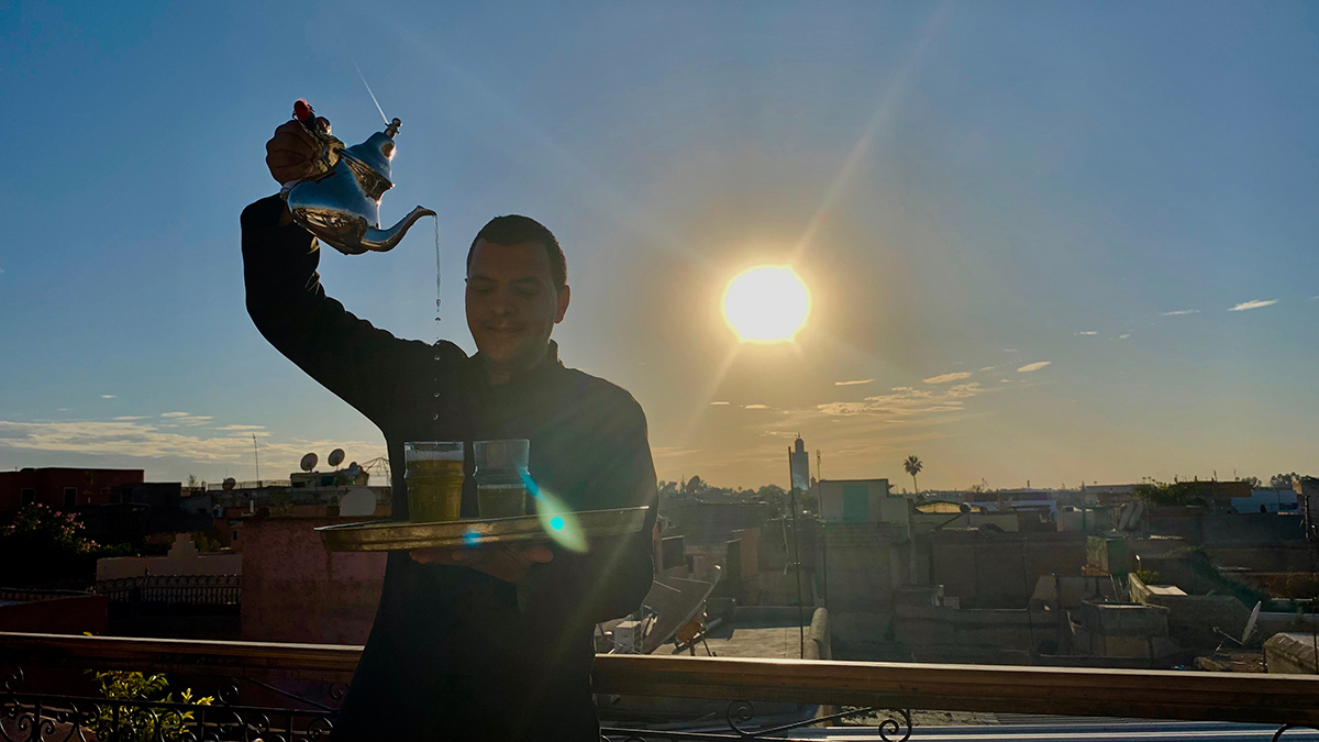 Riad el Cadi: Hassan serviert in der Abendsonne den Tee auf der Dachterrasse Foto WR