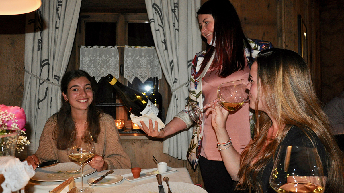 Steinbock: Gastgeberin Elisabeth serviert ihren jungen Gästen beste Weine. Foto WR