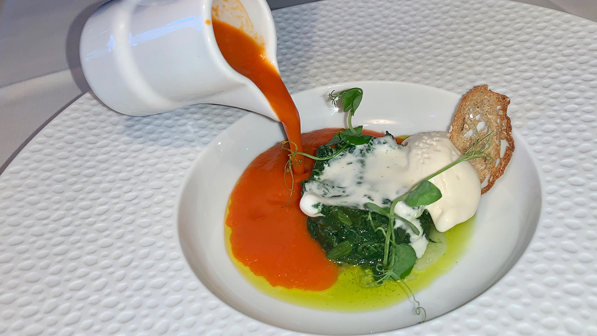 Steinbock. In den italienischen Farben: San Marzano Tomaten Creme-Suppe mit Mangold und Pecorino-Eis. Foto WR