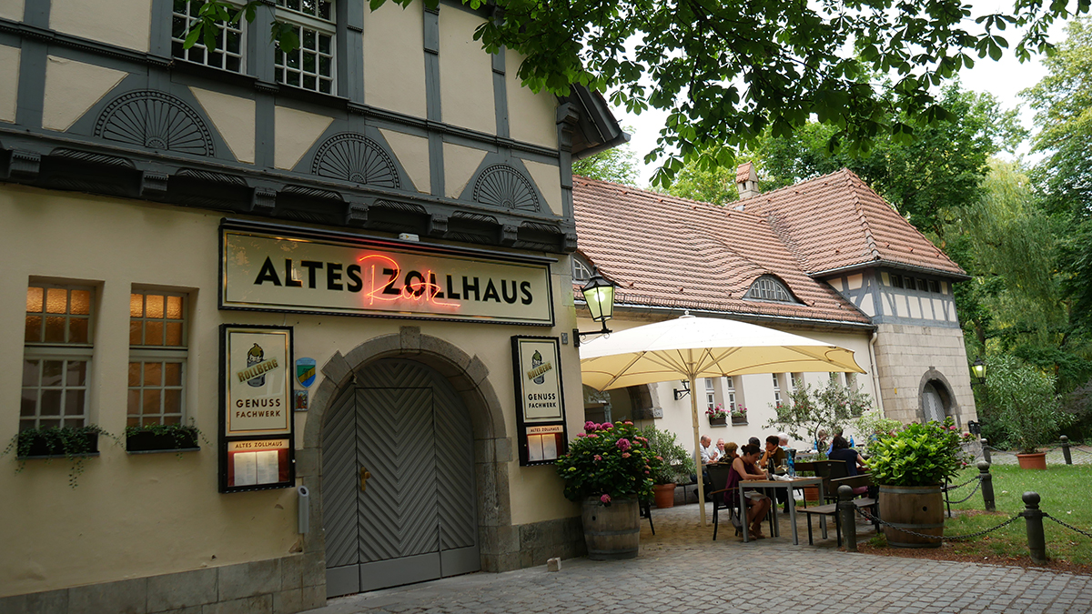 Das Rutz Zollhaus liegt malerisch mitten in Kreuzberg. Der Clou: ein eigener Anlegesteg für Boote. Foto JW