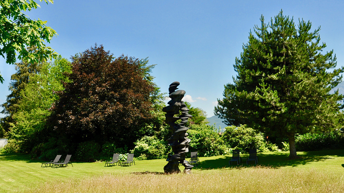 Oase der Ruhe: Der 15 000 Quadratmeter große Park mit einer Skulptur des englischen Künstlers Sir Tony Cragg. Foto HvF