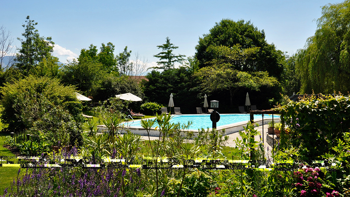 Der Pool, herrlich eingebettet im 15 000 Quadratmeter großen Hotelpark. Foto HvF