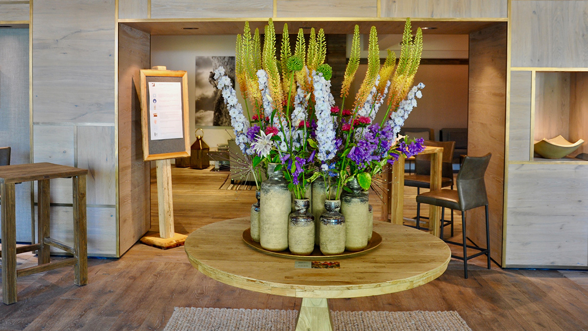 Blickfang in der Hotelhalle: kunstvolle Blumen-Arrangements. Foto HvF