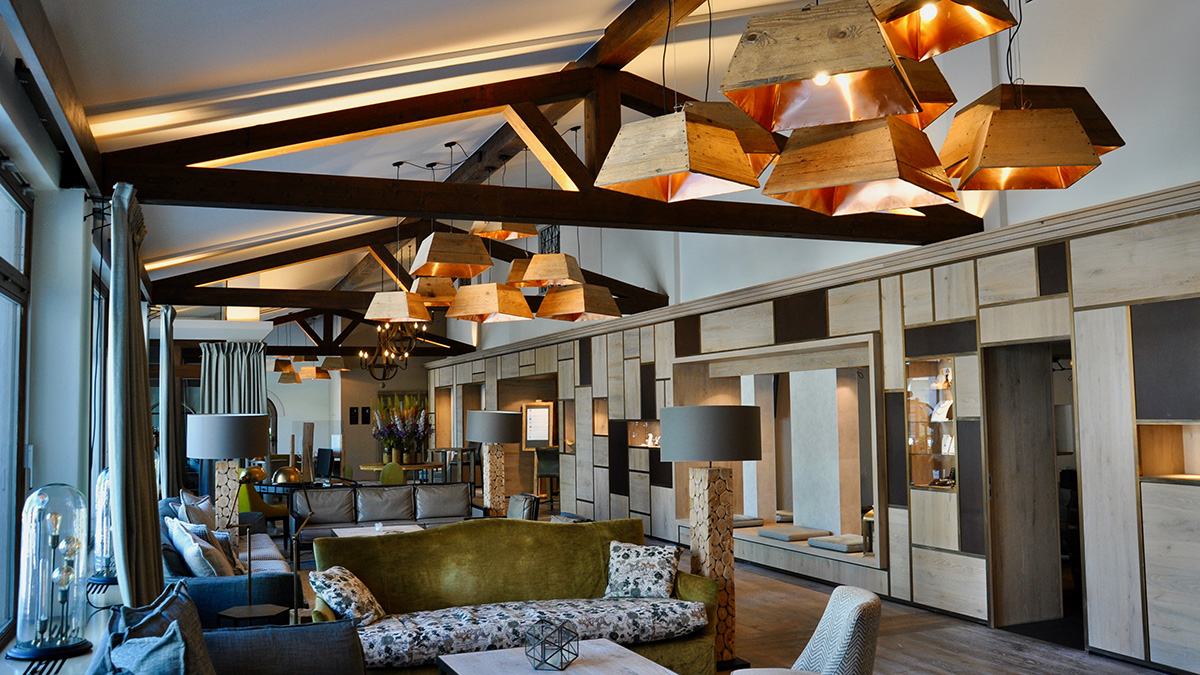 Warme Farben, Holz, ausgesuchte Stoffe und perfektes Licht-Design umgeben den Gast in der Lobby. Foto HvF