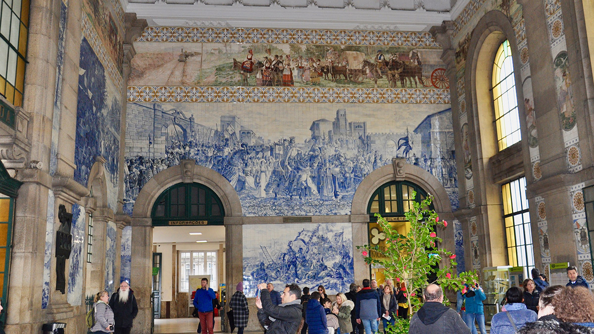 Darf auf keinem Handy fehlen: Der Bahnhof Porto Sao Bento mit Keramikbildern in der Halle (Azulejos). Foto WR