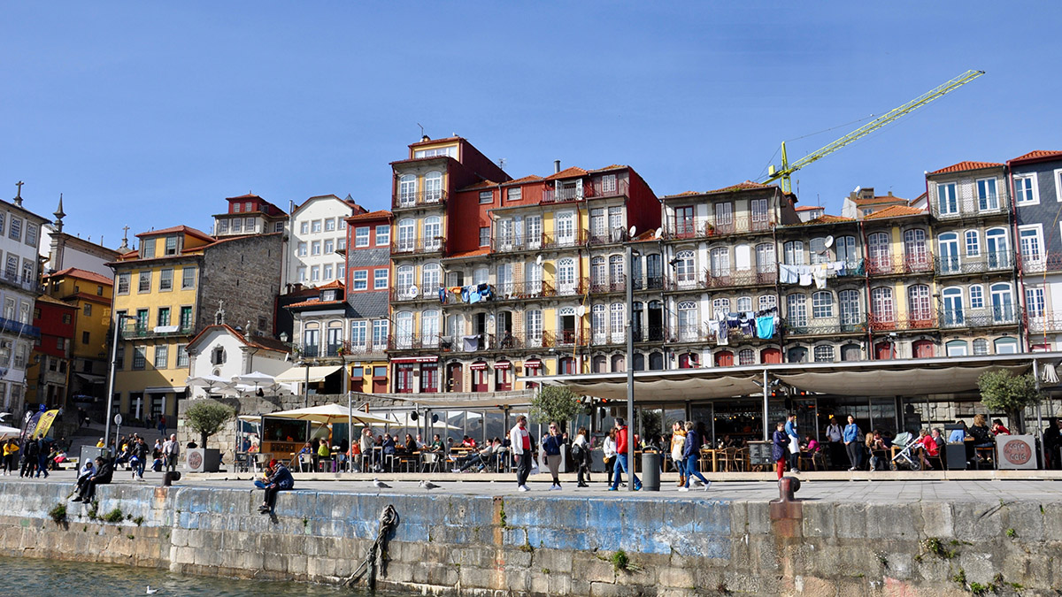 Malerische Fassaden und Restaurants am Ufer des Douro Foto WR