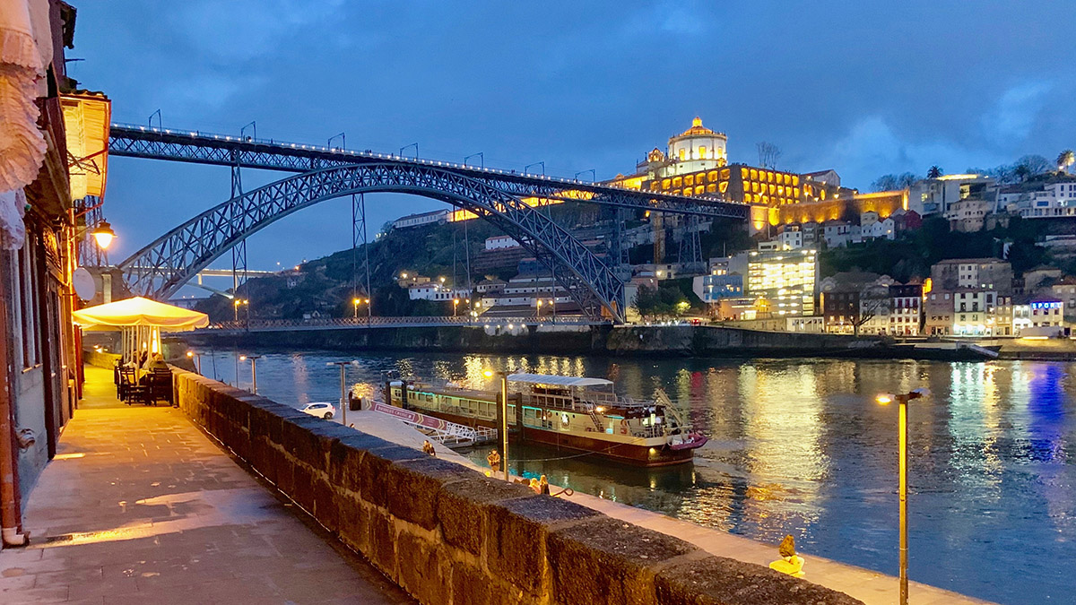 Wahrzeichen von Porto. Die majestätische Eisenbrücke Ponte-Dom-Luís-I Foto WR