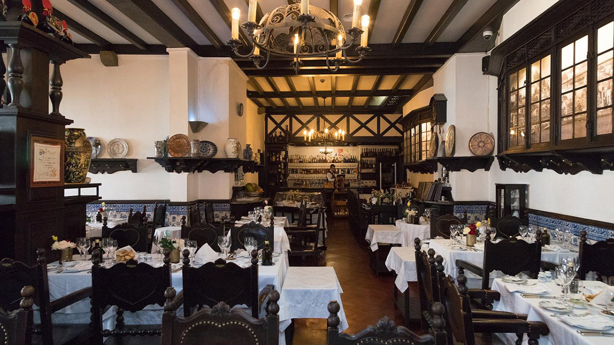 Escondidinho: Klassisches Restaurant in rustikaler Eleganz