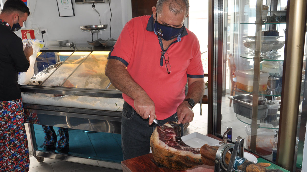 Casa Antonio: Chef Carmelo schneidet selbst den Pata Negra aus der Keule. Foto WR