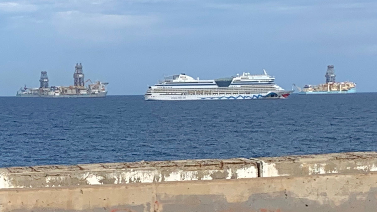 Kreuzfahrtschiffe wie die AIDA warten im Hafen von Las Palmas auf bessere Zeiten. Foto WR