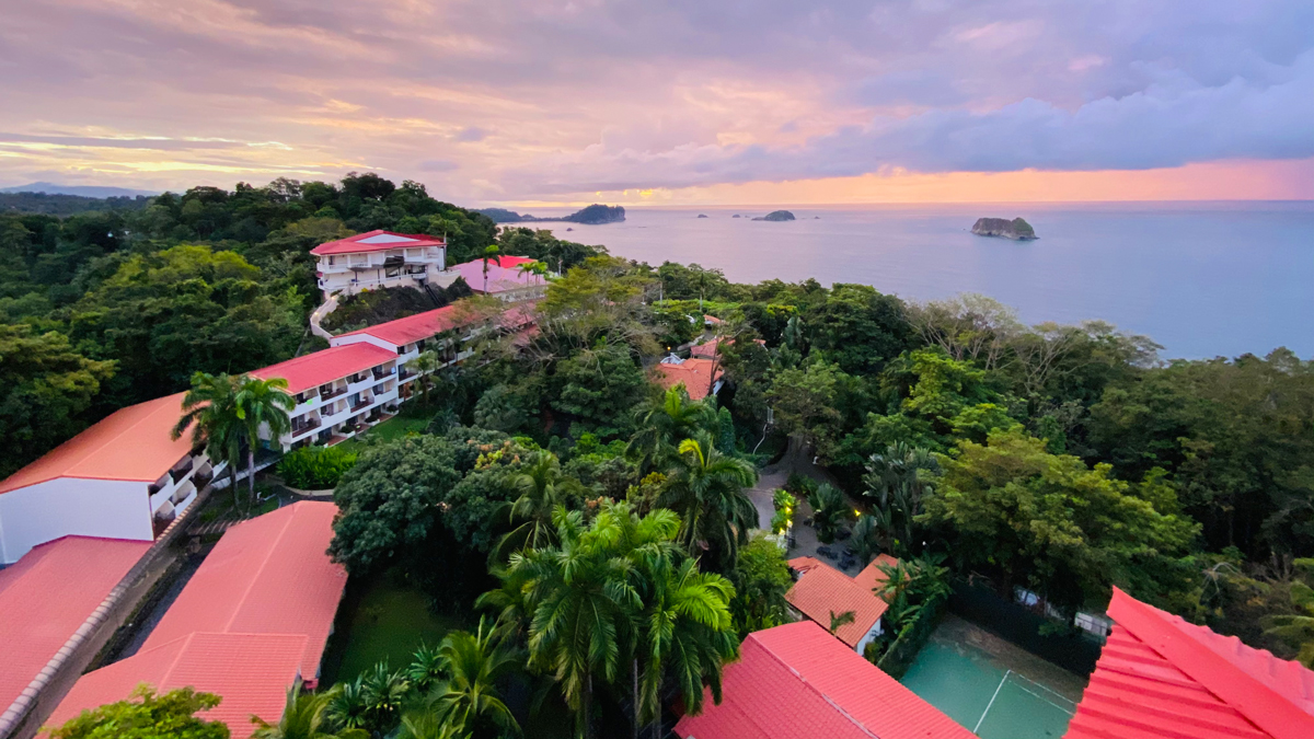 Vom Hotel Parador hat man einen direkten Blick auf den Nationalpark Manuel Antonio und seine Steinfelsen, die aus dem Wasser ragen. Foto: Inna Hemme