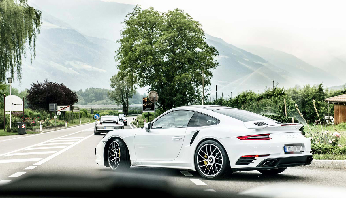 Es muss nicht der eigene Wagen sein: Matthias Laimer verleiht Porsche und gibt Tipps zur Strecke. Foto Hanswirt