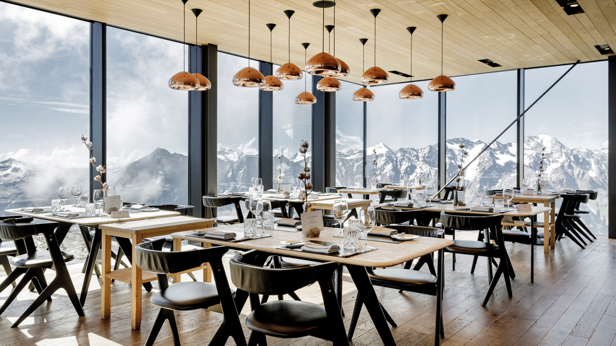 Das coole Restaurant iceQ: Nichts lenkt vom grandiosen Bergpanorama ab. Foto Central