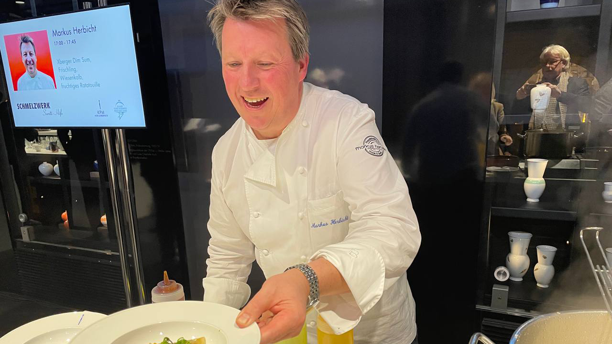 Chefkoch des Dim Sum Markus Herbicht serviert Kalb mit Ratatouille. Foto: HvF