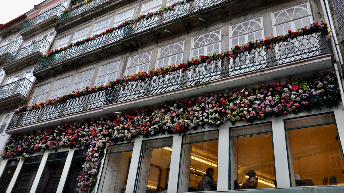 Auch üppige (künstliche) Blumendekore schmücken die historischen Fassaden. Foto HvF