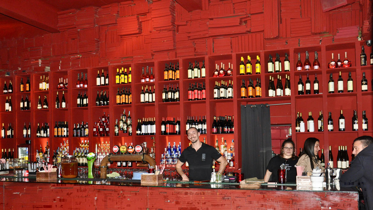 F.E Weinbar: Stylische Bar in der auch ein kühles Bier gezapft wird. Foto HvF