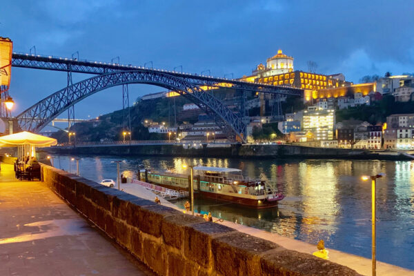 Das Wahrzeichen von Porto: Die Stahlbrücke Dom Luís I. gebaut von Gustave Eiffel. Foto HvF.