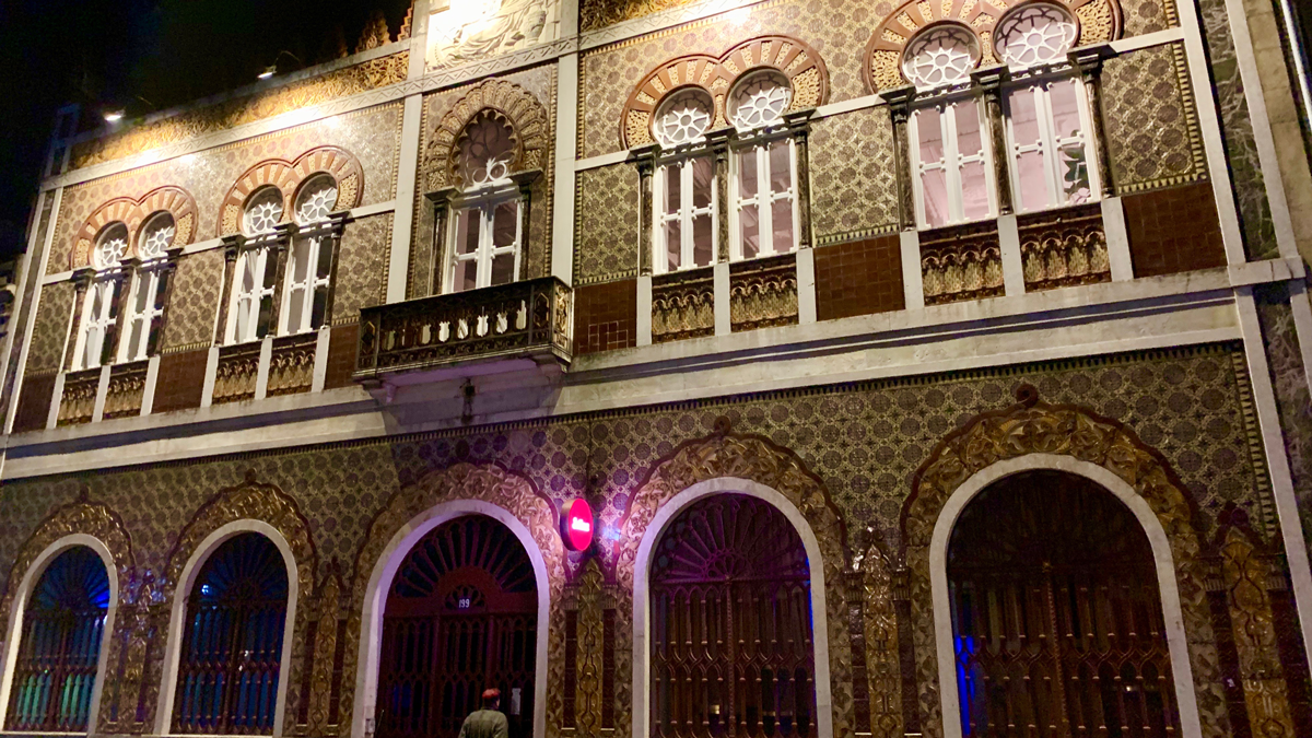 Der Blick nach oben lohnt sich: Spektakuläre Fassaden in der Altstadt. Foto HvF