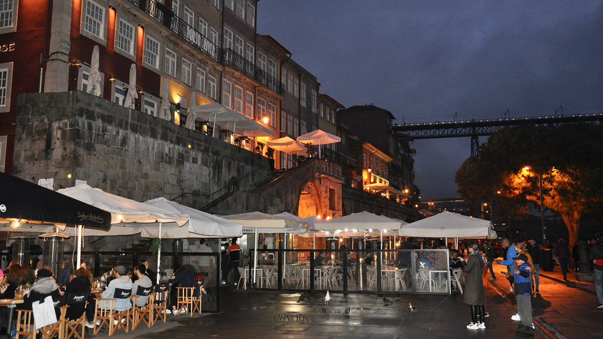 Unzählige Restaurants säumen das Ufer des Douro. HvF