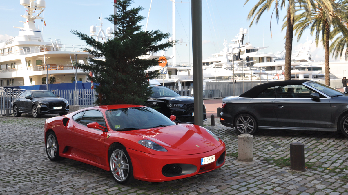 Barceloneta: Ich habe noch einen Parkplatz direkt vor dem Restaurant bekommen… (das kleine Cabrio rechts). Foto WR