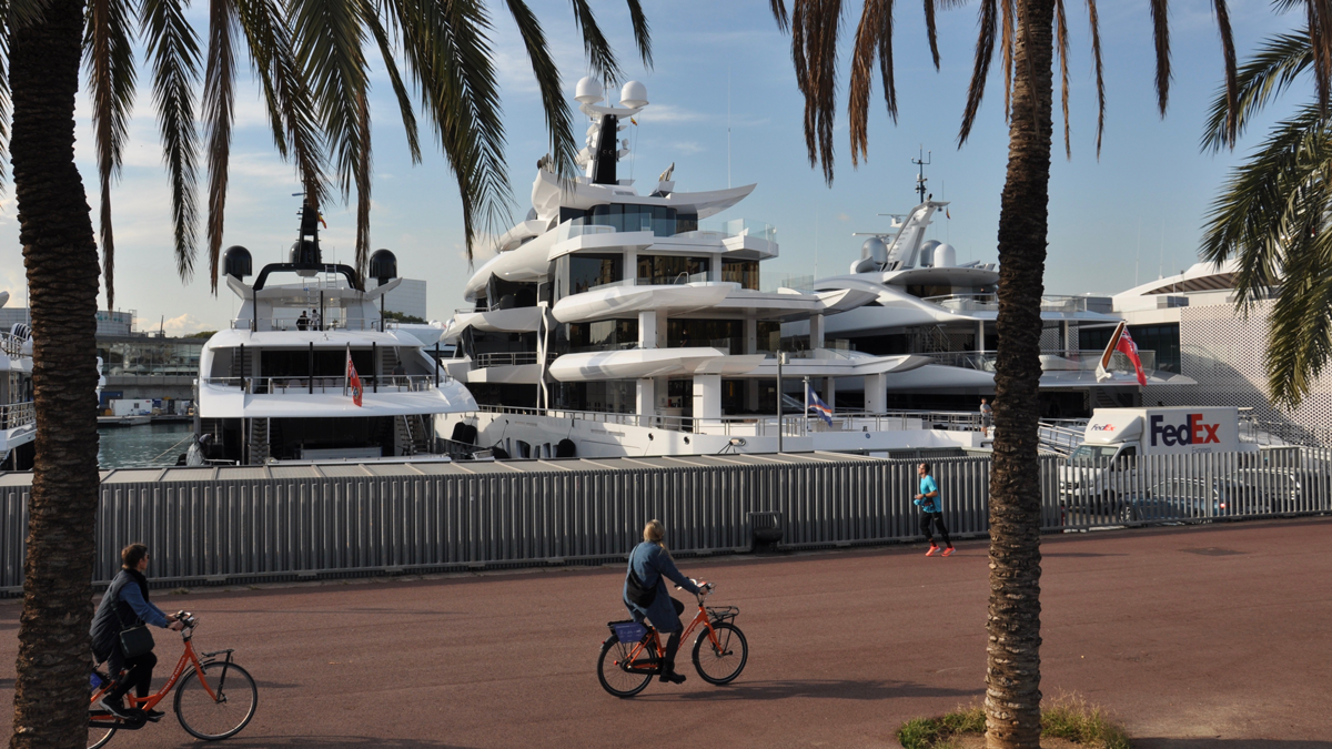 Barceloneta: Über die Mega-Yachten die vor dem Restaurant liegen kann man nur staunen. Foto WR