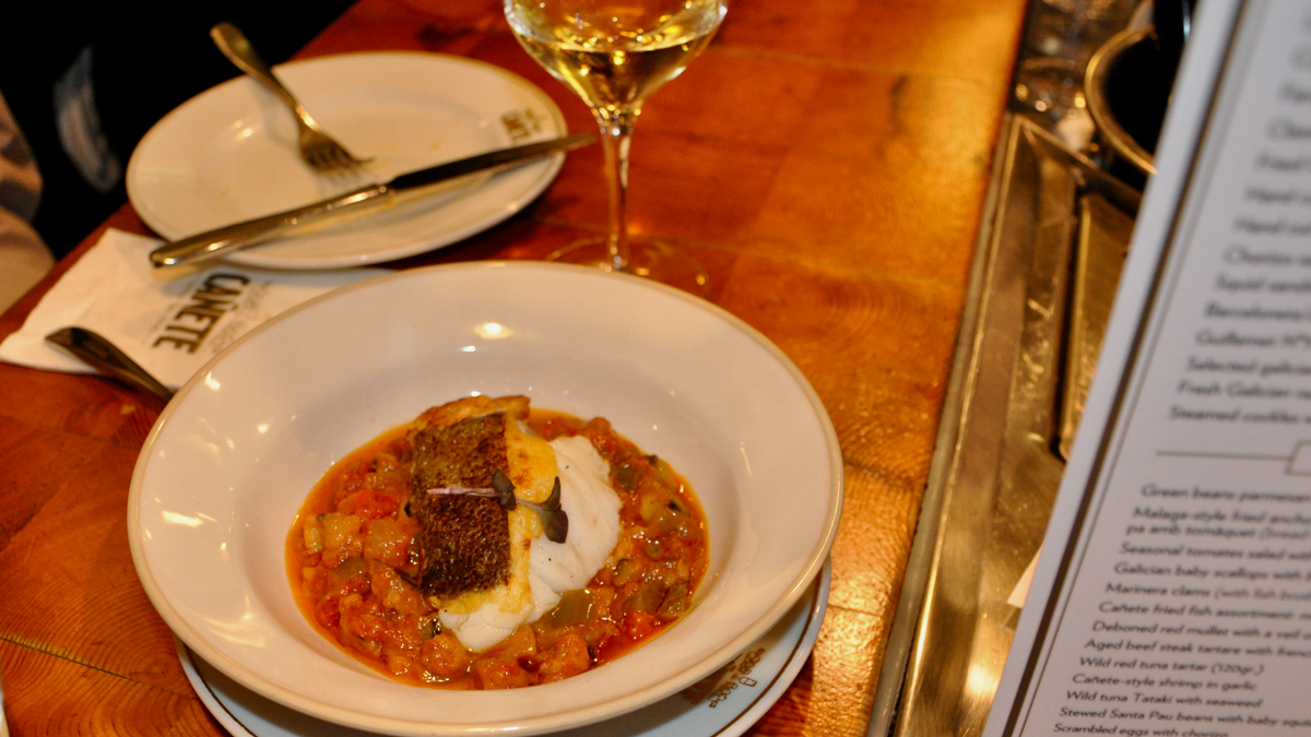 Bar Cañete: Seeteufel auf Bohnen- Gemüsesuppe. FotoWR