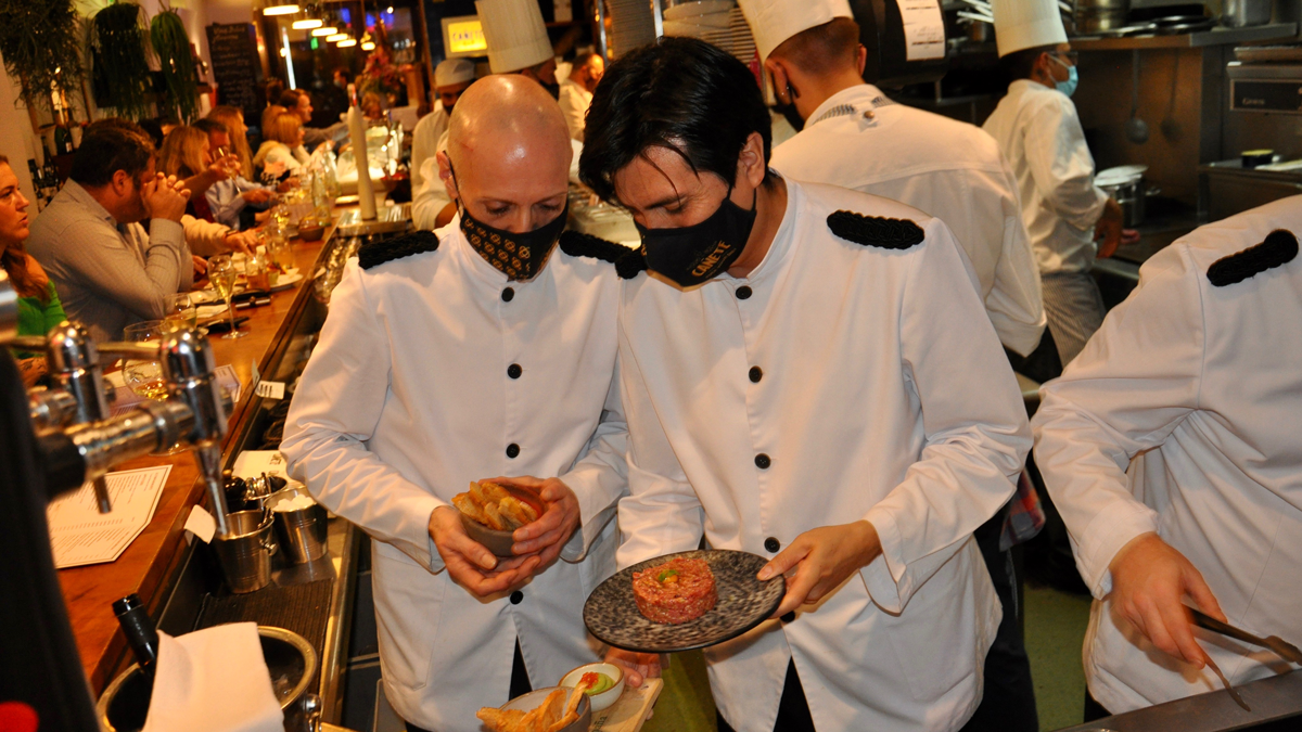 Bar Cañete: Auch das pikant gewürzte Tartar mit Pommes frites macht Freude. Foto WR