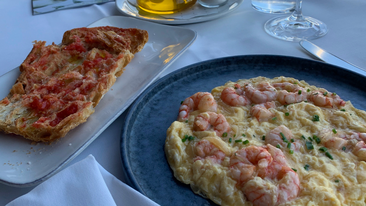 Barceloneta: Tortilla abierta de Gamba fresca mit krossem Tomatenbrot. Foto WR