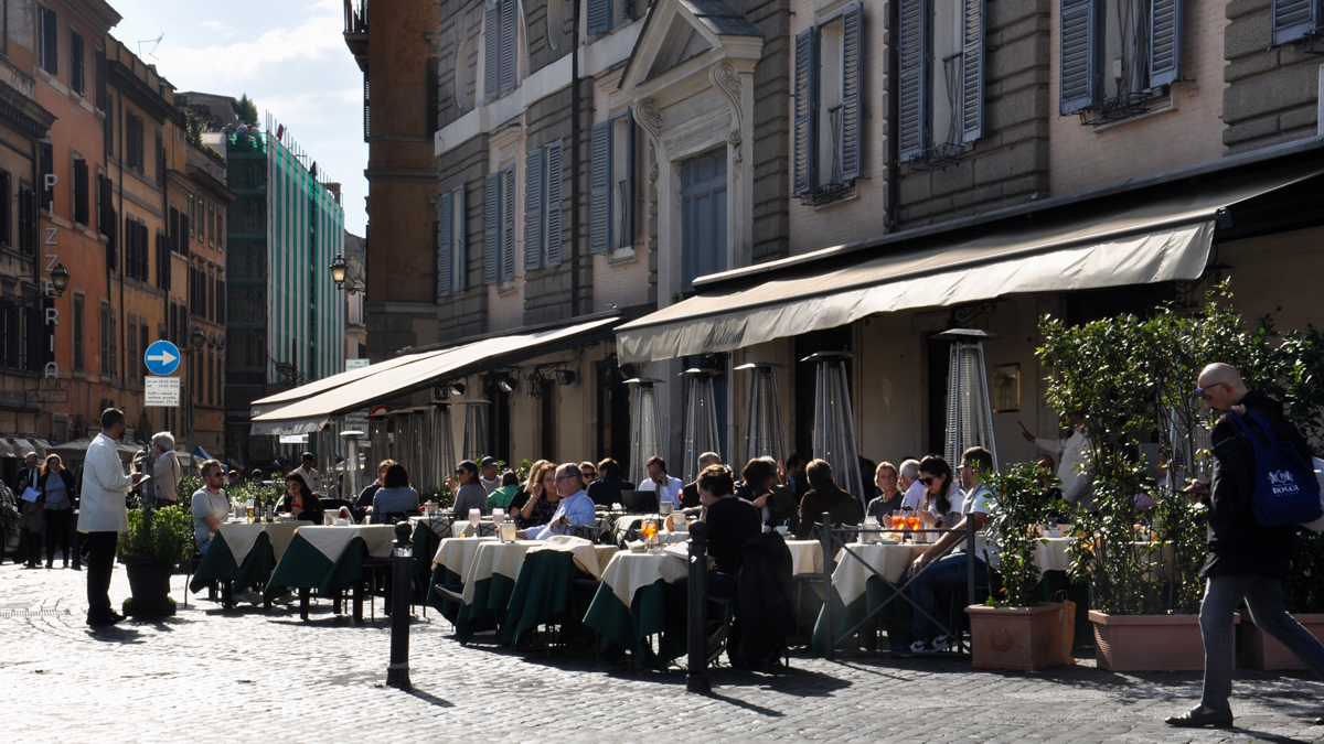 Café/Bar Rosati: Ein herrlicher Platz an der Piazza del Popolo zum Relaxen, aber auch zum Ärgern (schlechter Service hohe Preise). Foto WR