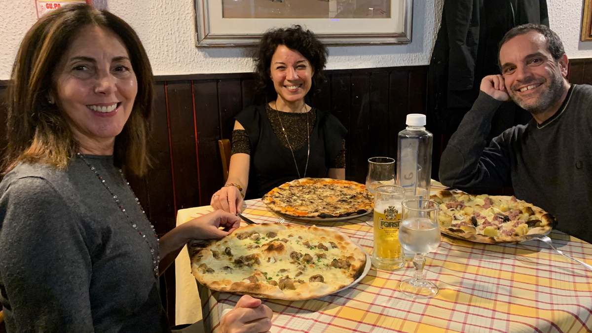 „Tettarello“: Nur glückliche Gesichter bei Pizza und Pollo alla Romana (10 Euro). Foto WR