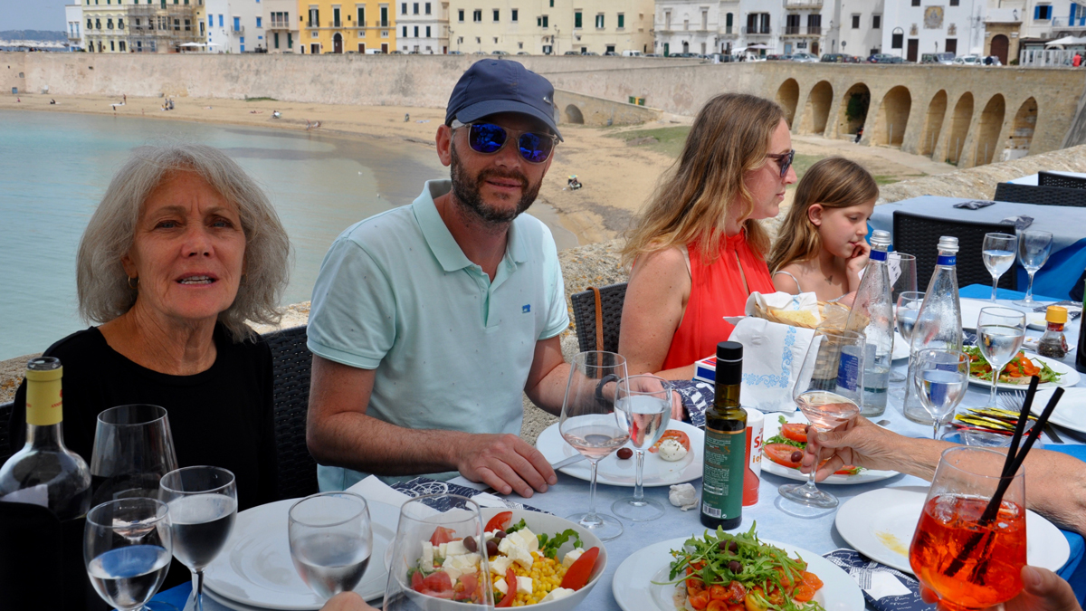 Gallipoli: Vor der Kulisse der Altstadt und dem Blick auf das Meer schmeckt auch einfaches Essen. Foto WR