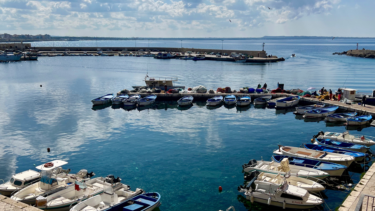 Gallipoli: Im malerischen Fischereihafen flicken die Fischer ihre Netze. Foto WR