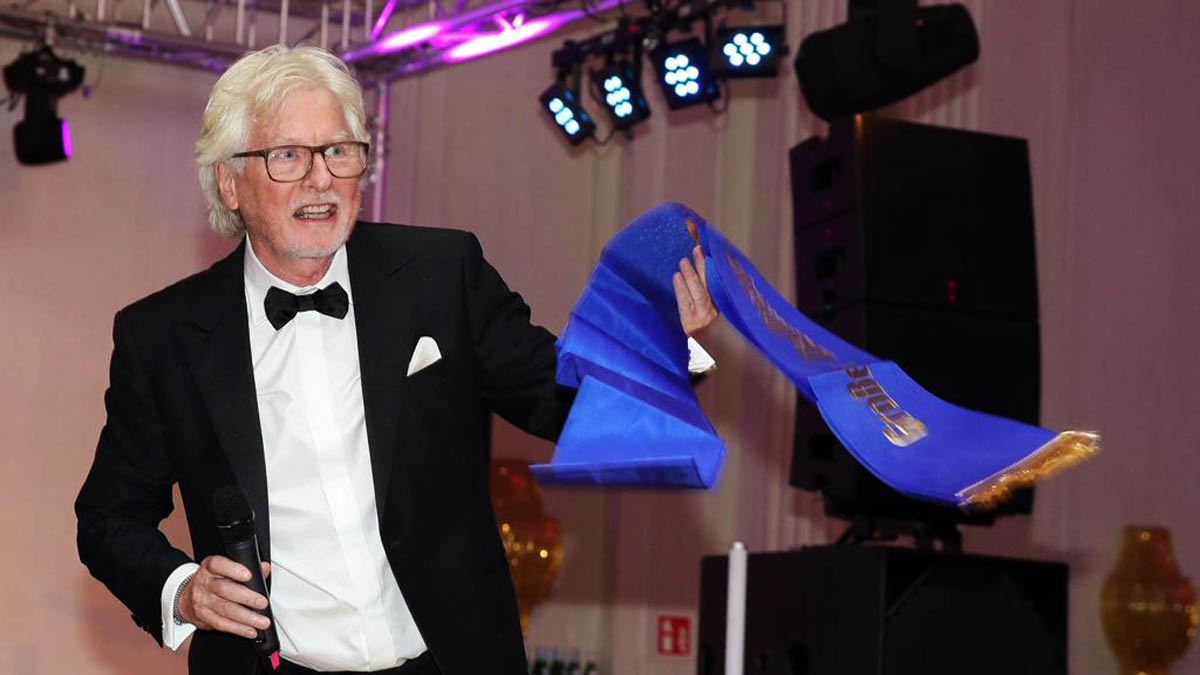 Helmut von Finck erhält das begehrte Blaue Band als Gewinner des Deutschen Derbys in Hamburg im Hotel Adlon in Berlin.